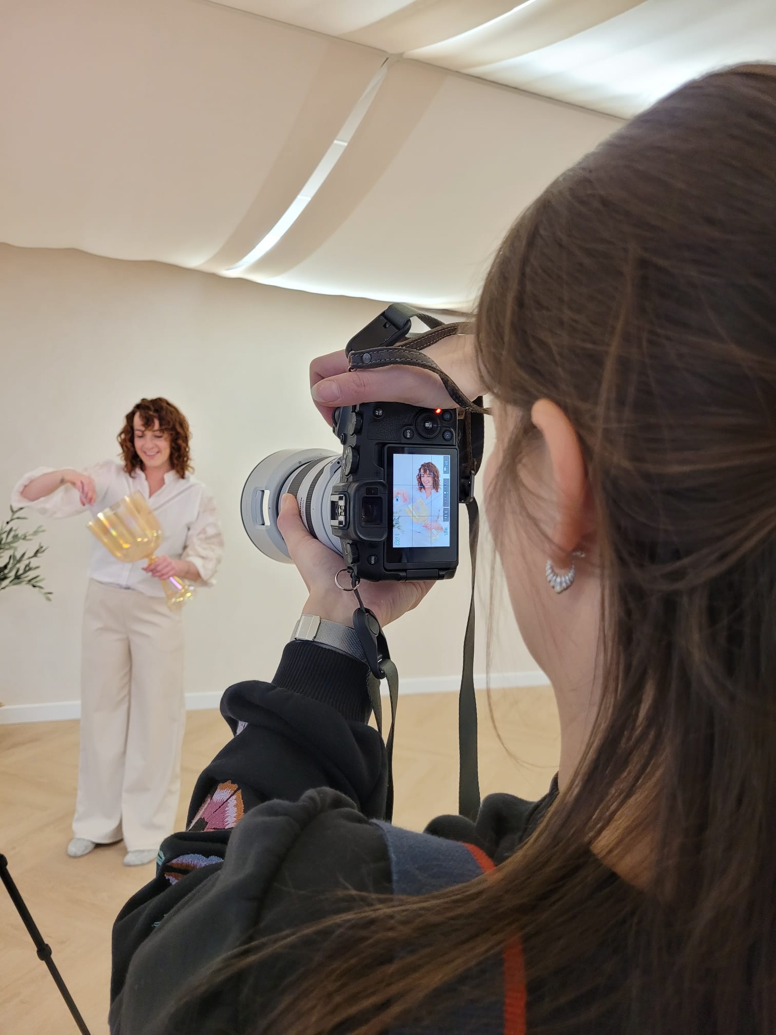 Kirsten fotografeert Rianne met klankschaal
