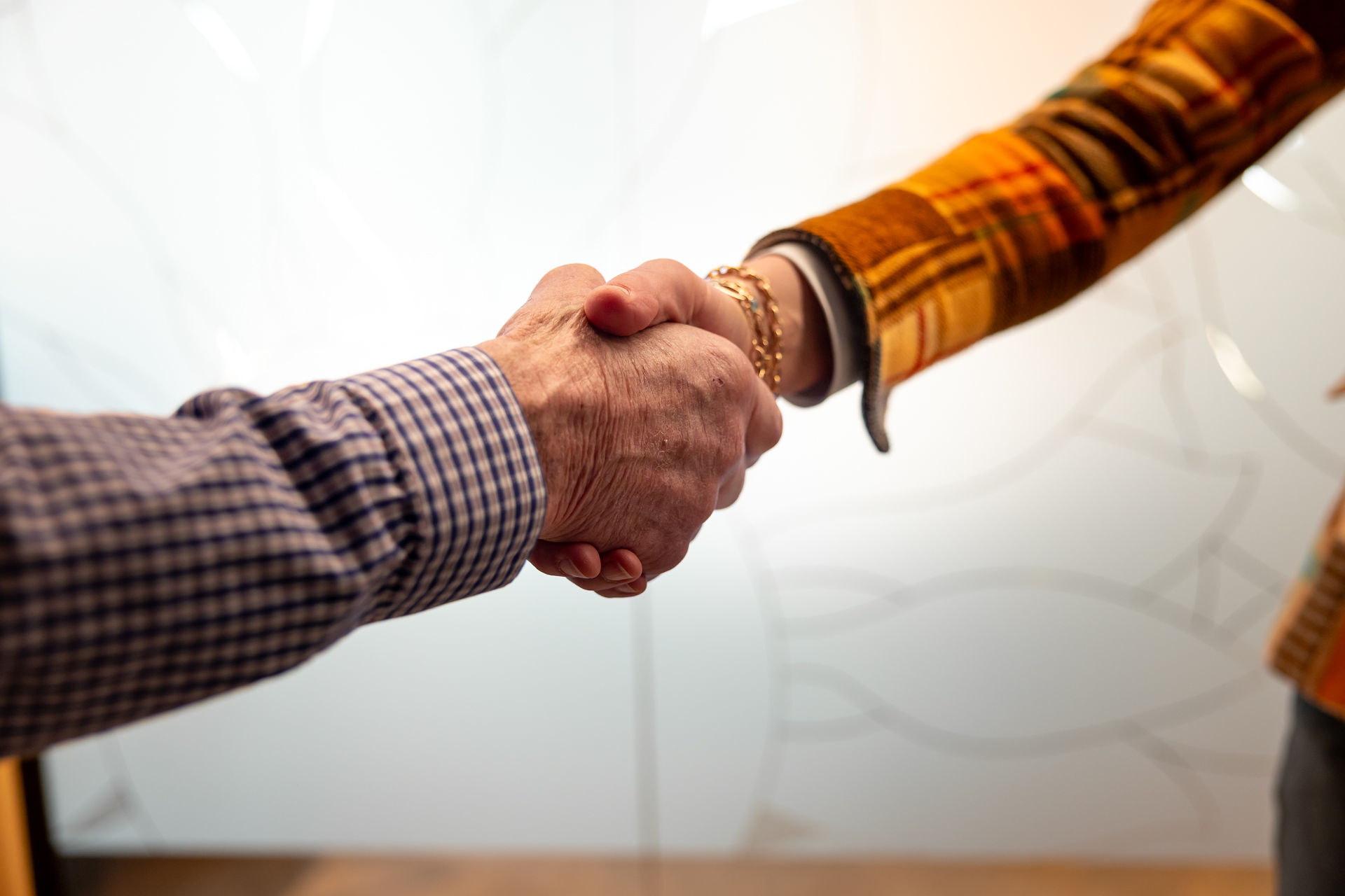 Handdruk tussen notaris en client
