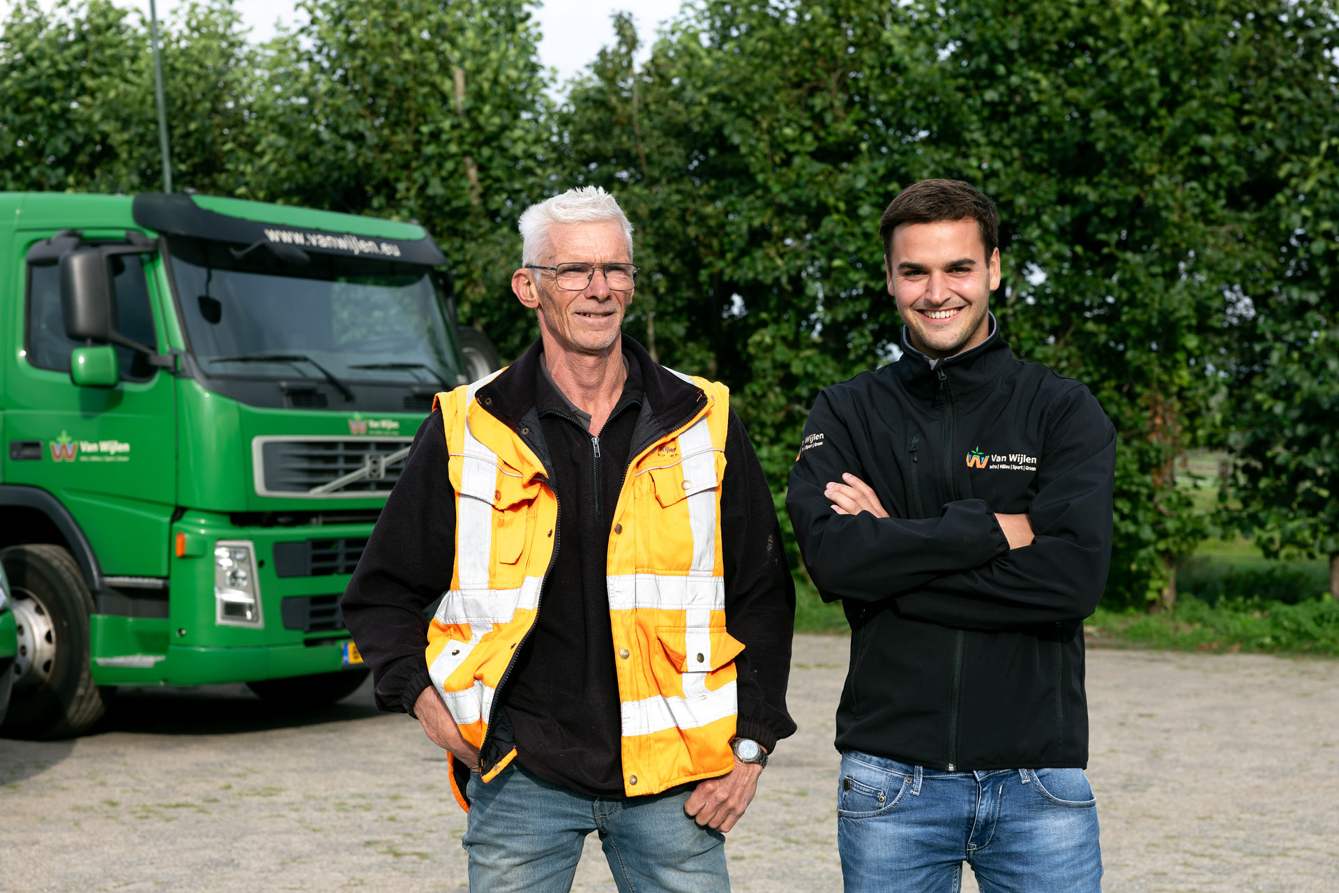Twee collega's van Van Wijlen voor groene vrachtwagen