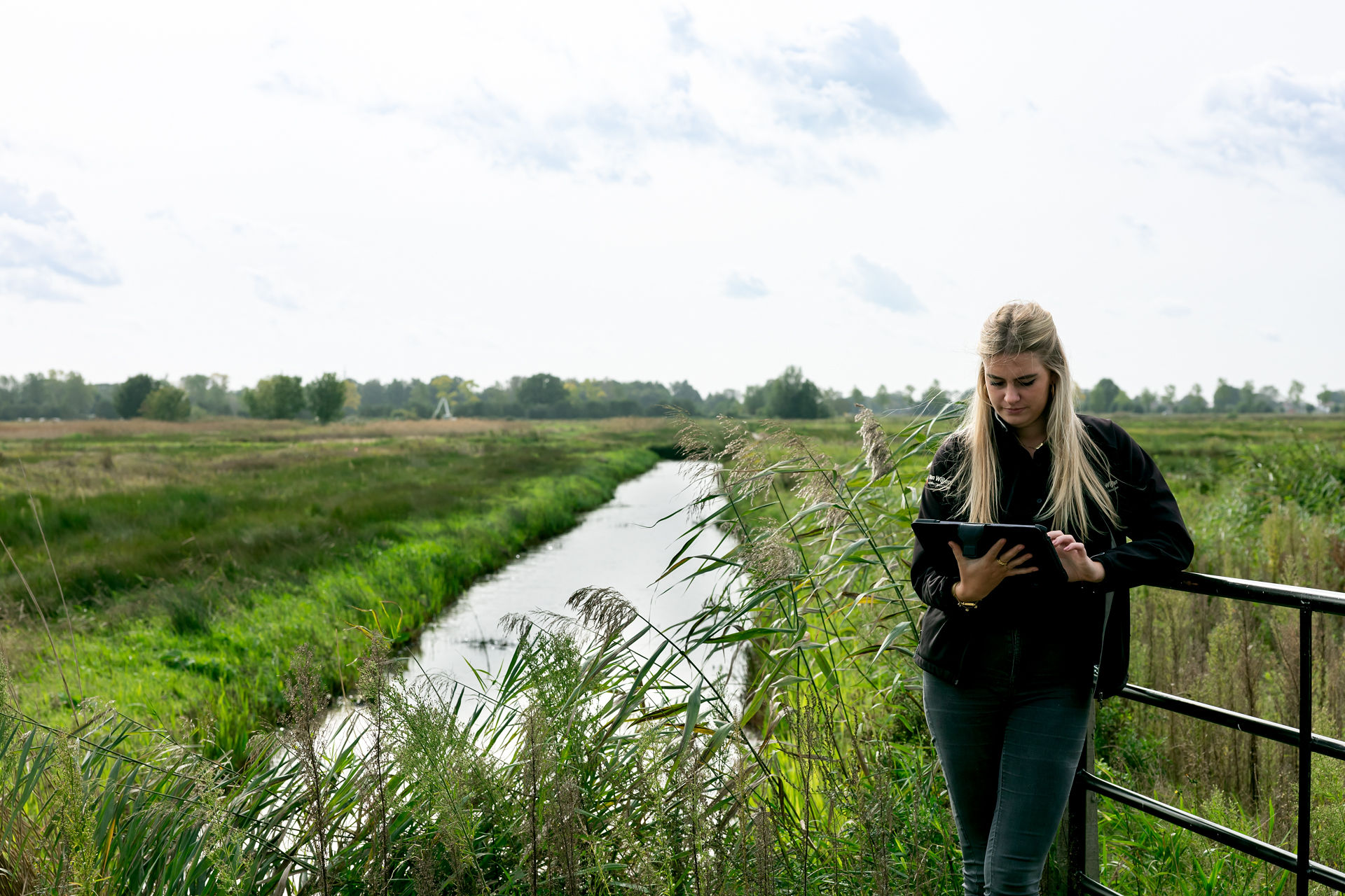 Medewerker Van Wijlen met tablet in het veld